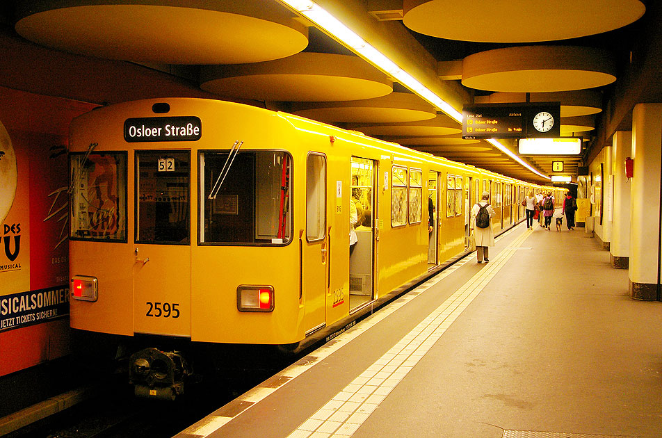 Eine U-Bahn im Bahnhof Rathaus Steglitz