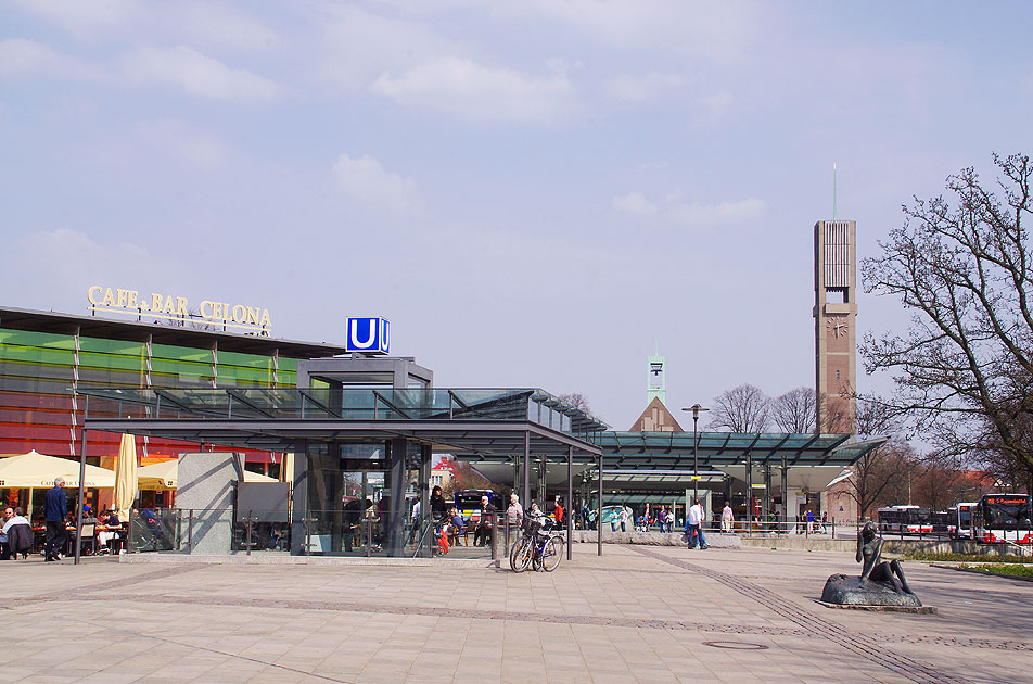 Die U-Bahn-Haltestelle Wandsbek Markt mit Busbahnhof