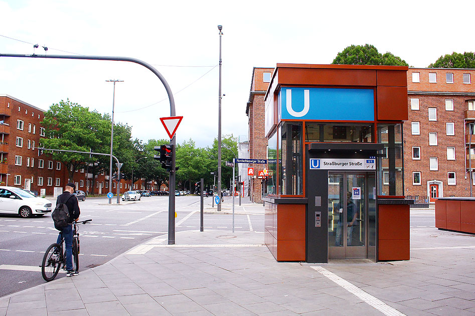 Ein Aufzug an der U-Bahn Straßburger Straße in Hamburg