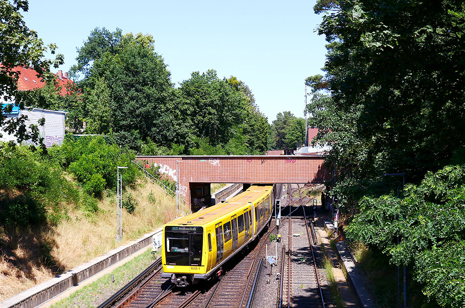 Die Berliner U-Bahn am Bahnhof Krumme Lanke