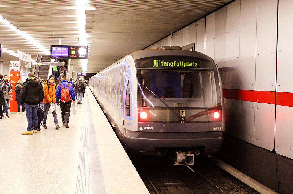 Die U-Bahn in München in der Haltestelle Hauptbahnhof