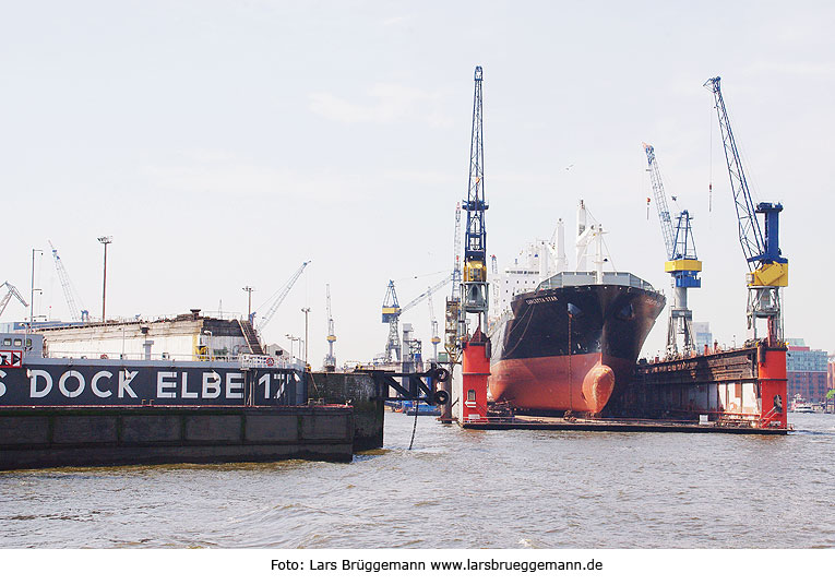 Schiff im Trockendock im Hamburger Hafen