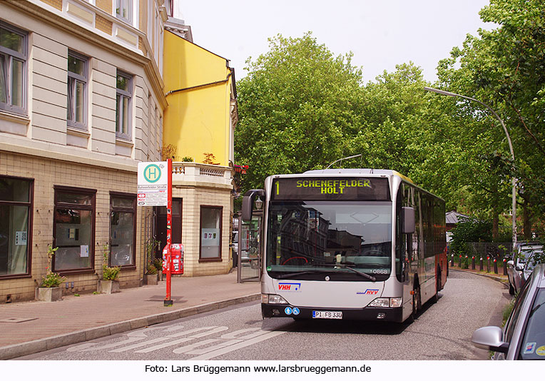 Die Metrobuslinie 1 in Hamburg an der Haltestelle Bahrenfelder Straße
