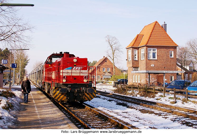 EVB Lok mit Güterzug im Bahnhof Himmelpforten