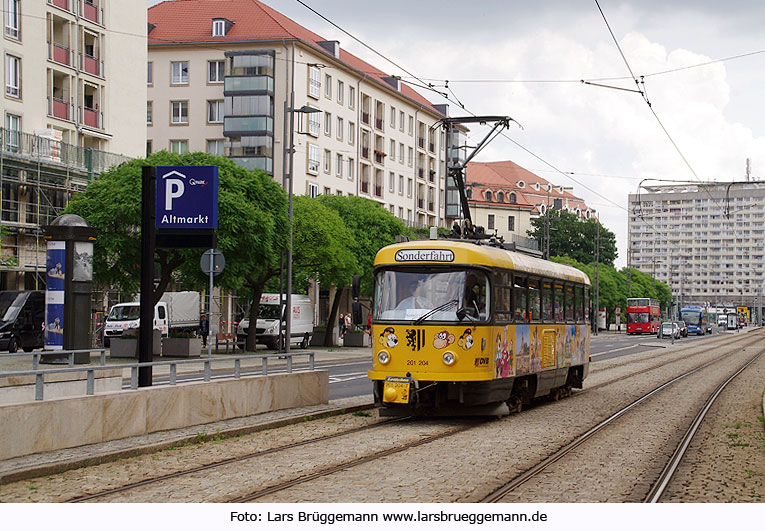 Die Dresdener Kinderstraßenbahn Lottchen an der Haltestelle Altmarkt