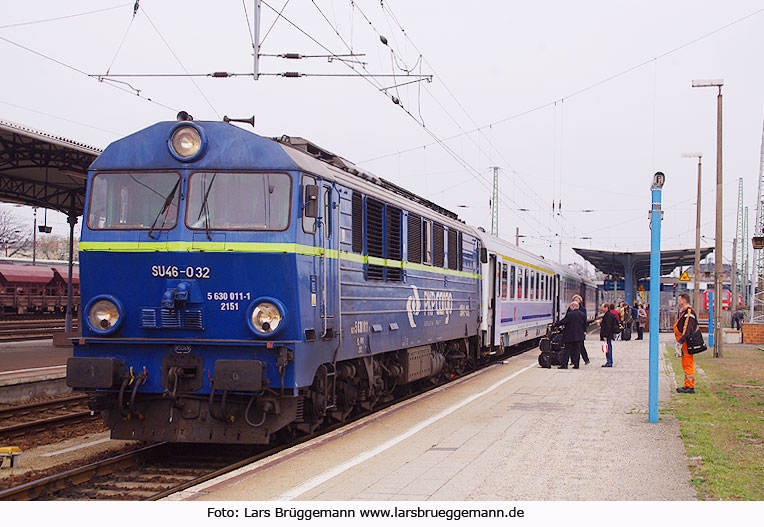 Eine PKP Güterzuglok der Reihe SU46 mit dem EC Wawel im Bahnhof Cottbus