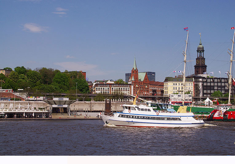 Schiff Störtebeker an den Landungsbrücken in Hamburg mit dem Michel