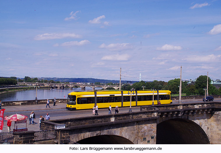 Die Straßenbahn in Dresden auf der Augustusbrücke - Georgij-Dimitroff-Brücke