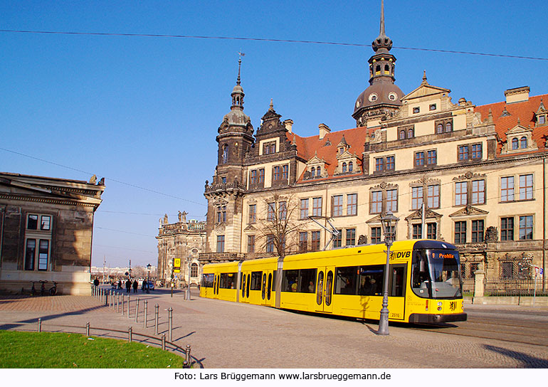 Die Straßenbahn in Dresden an a der Haltestelle Theaterplatz