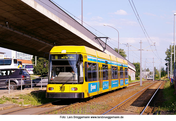 Straßenbahn Dresden - Haltestelle Budapester Straße - ein NGT6DD