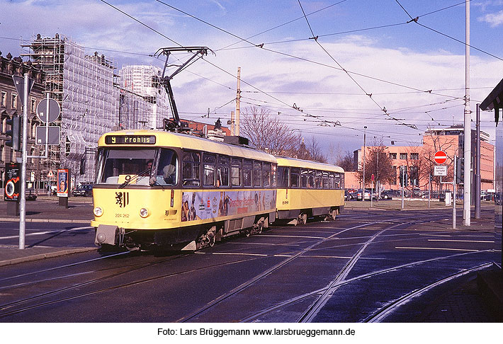 Die Straßenbahn in Dresden an der Haltestelle Pirnaischer Platz