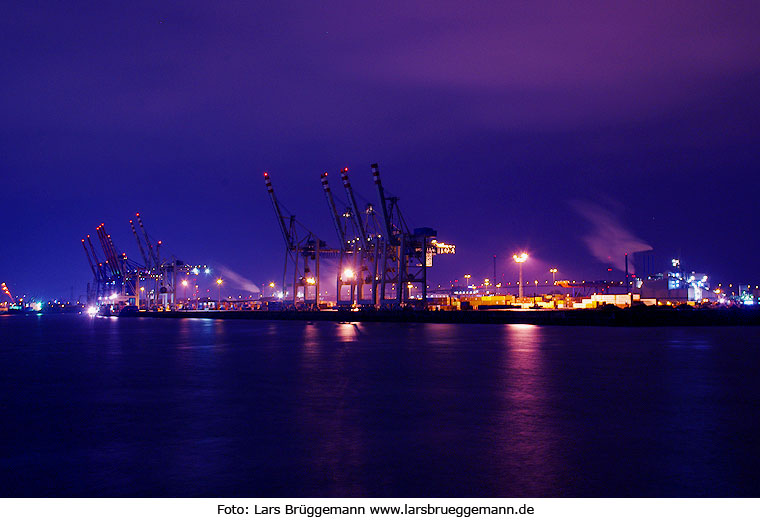 Der Hamburger Hafen bei Nacht mit seinen Kränen und Lichtern