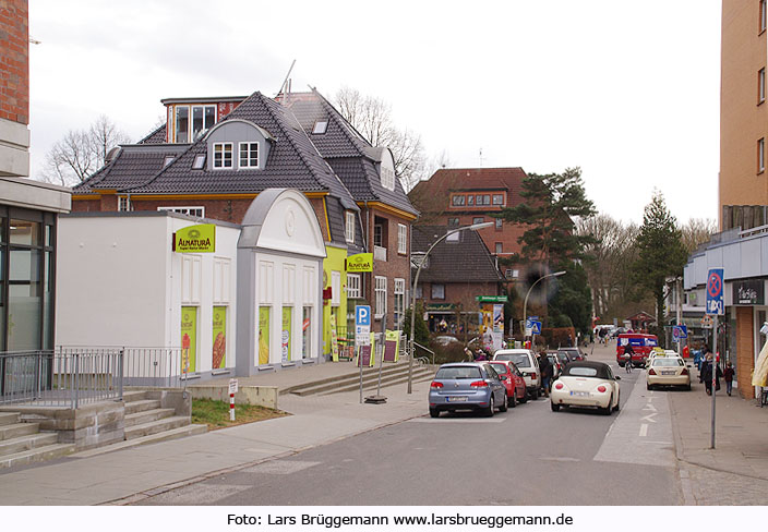 Die Straße am Am Rissener Bahnhof in Hamburg-Rissen dem Stadtteil in den Elbvororten