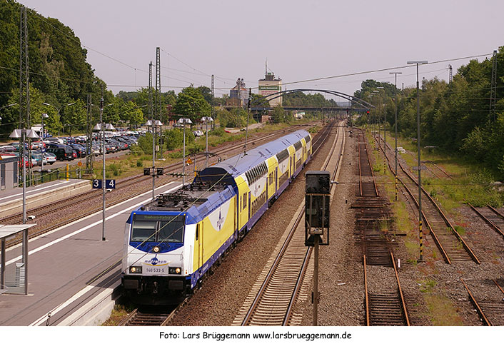 Bahnhof Tostedt mit einem Metronom Doppelstockzug gezogen von einer Lok der Baureihe 146
