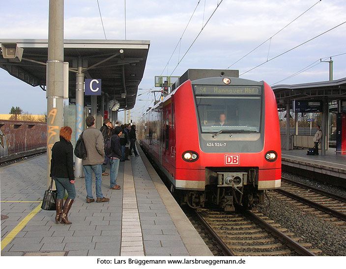 Die S-Bahn in Hannover im Bahnhof Langenhagen Mitte - DB Baureihe 424
