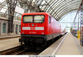 Eine Lok der Baureihe 112 in Dresden Hbf