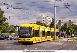 Die Straßenbahn in Dresden an der Haltestelle Fucikplatz / Straßburger Platz