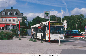 Die Bushaltestelle Teufelsbrück mit einem Bus der PVG