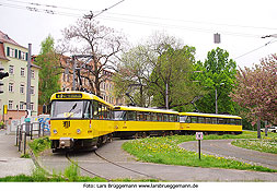 Tatra Strassenbahn in Dresden an der Haltestelle Nöthnitzer Straße