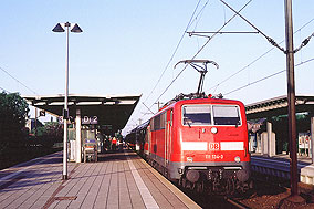 Eine Lok der Baureihe 111 im Bahnhof Delmhorst