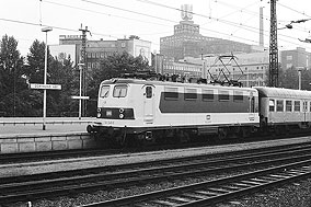 Eine E-Lok der Baureihe 141 in Dortmund Hbf