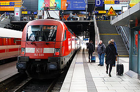 Eine Lok der Baureihe 182 in Hamburg Hbf
