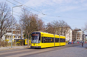 Die Straßenbahn in Dresden an der Haltestelle Krankenhaus St. Joseph Stift