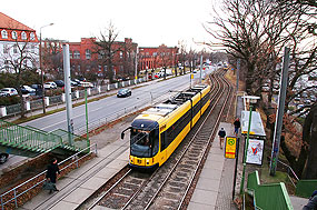 Die Straßenbahn in Dresden an der Haltestelle Industriegelände