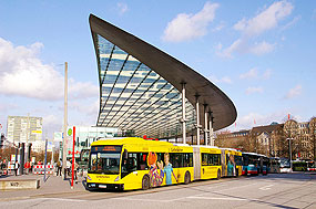 Ein Hochbahn Doppelgelenkbus am ZOB in Hamburg