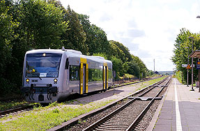 Der Bahnhof Meldorf an der Marschbahn mit einem Stadler Regio Shuttle der Nord-Ostsee-Bahn NOB