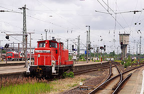 Eine Lok der Baureihe 362 im Bahnhof Hamburg-Altona