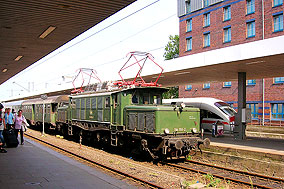 Eine Lok der Baureihe 194 im Bahnhof Hamburg-Altona