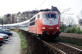 Eine Lok der Baureihe 103 im Bahnhof Hamburg Dammtor