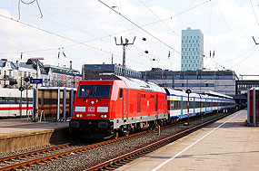 Eine Lok der Baureihe 245 im Bahnhof Hamburg-Altona