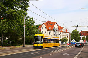 Die Straßenbahn in Dresden an der Haltestelle Pohlandplatz