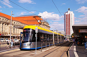 Die Straßenbahn in Leipzig an der Haltestelle Hauptbahnhof