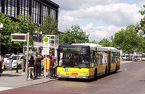 Ein BVG Bus an der Haltestelle Bahnhof Zoo