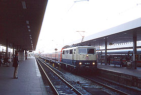 Die 111 083-2 mit einem Eilzug in Hamburg-Altona