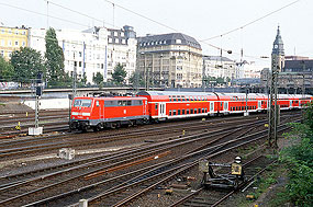 Eine Lok der Baureihe 111 in Hamburg Hbf
