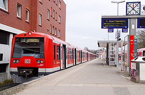S-Bahn im Bahnhof Wedel - Linie S1 S-Bahn Hamburg