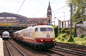 Eine Lok der Baureihe 103 in Hamburg Hbf