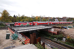 Die 112 108-6 mit einer Regionalbahn über der Hamburger Güterumgehungsbahn zwischen Hamburg Hasselbrook und Wandsbek