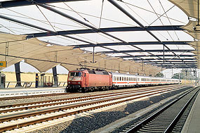 Eine Lok der Baureihe 120 im Bahnhof Flughafen Halle / Leipzig