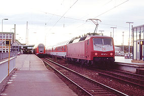 Eine Lok der Baureihe 120 in Maggdeburg Hbf