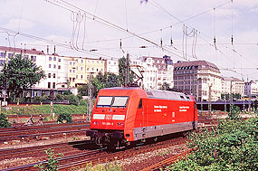 Eine Lok der Baureihe 101 in Hamburg Hbf