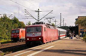 Eine Lok der Baureihe 120 in Hamburg-Harburg