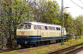 Die 218 003-2 im Bahnhof Hamburg-Altona