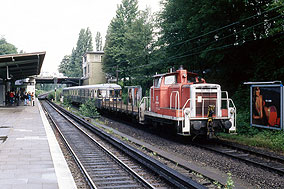 DB Baureihe 365 mit einem 470 am Bahnhof Hamburg Wandsbeker Chaussee