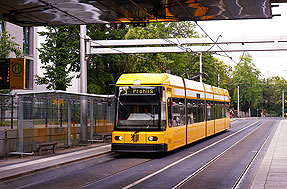 Die Straßenbahn in Dresden an der Haltestelle Bahnhof Strehlen