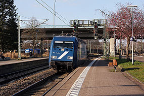 Eine Lok der Baureihe 101 im Bahnhof Hamburg-Harburg